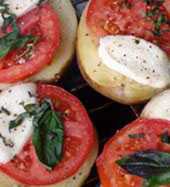 Ziemniaki zapiekane z pomidorami, mozarell i bazyli